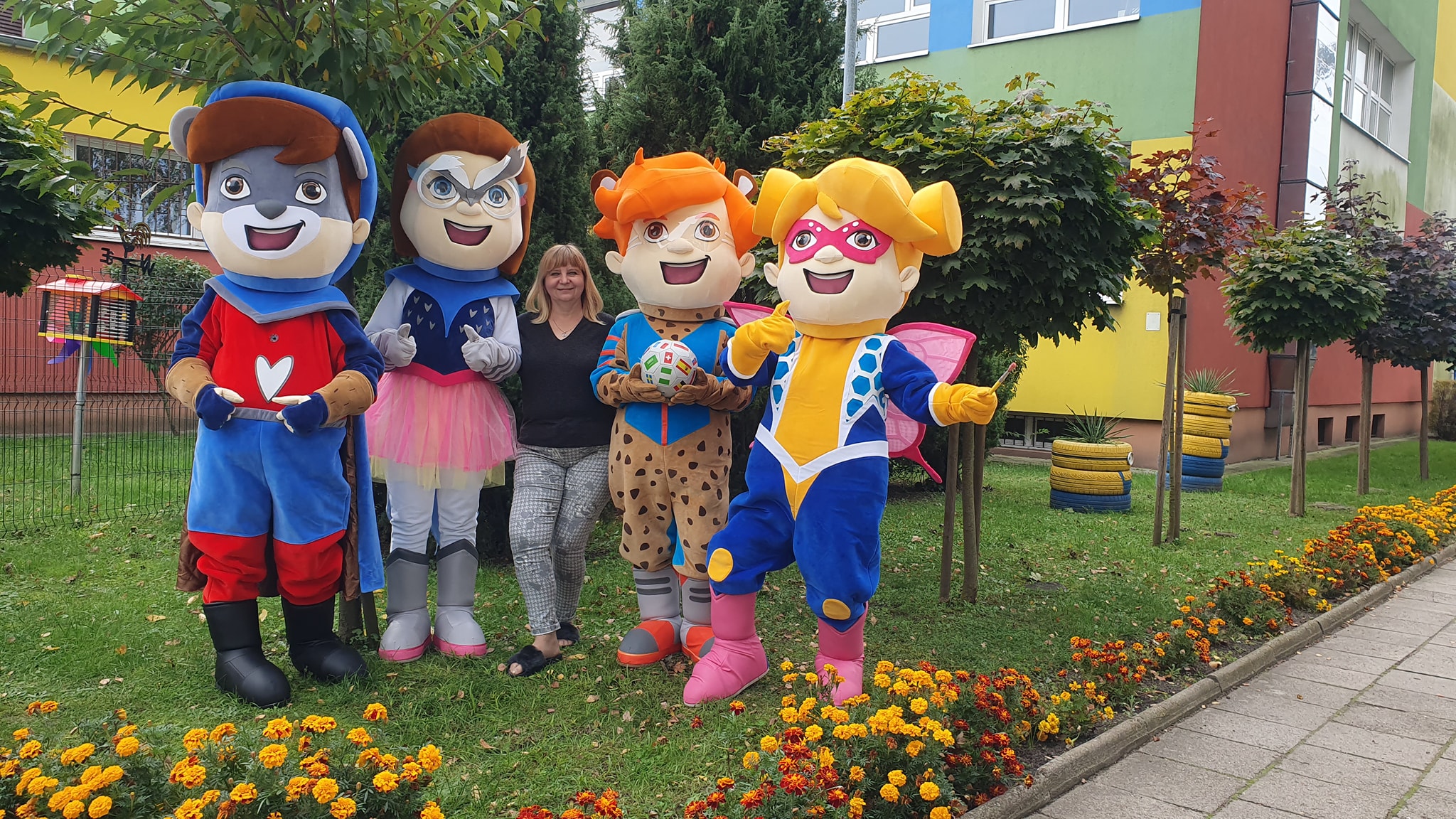 Strój reklamowy w postaci chłopca FIFI! pozuje do fotografii w towarzystwie pozostałych Supersmyków